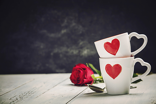 포토 JPG 해외이미지 검은배경 실내 발렌타인데이 사랑 사람없음 장미 쌓기 숟가락 머그컵 하트 오브젝트 해외202004 해외포토 모양 꽃 감정 백그라운드 모션 데이이벤트 수저 내부 컵 검은색 파일형식