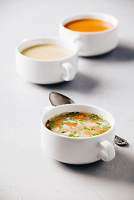 포토 JPG 해외이미지 그릇 실내 사람없음 숟가락 수프 흰배경 야채수프 해외202004 해외포토 식기 백그라운드 수저 내부 흰색 파일형식