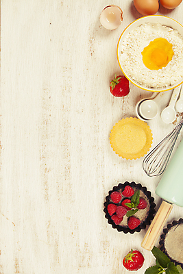 포토 JPG 해외이미지 딸기 디저트 실내 틀 사람없음 하이앵글 계란 준비 흰배경 산딸기 밀가루 제빵 거품기 계량스푼 반죽밀대 타르트 카피스페이스 해외202004 해외포토 음식 빵 뷰포인트 백그라운드 과일 주방용품 내부 제과제빵 알 공백 흰색 가루 파이_빵 밀대 파일형식