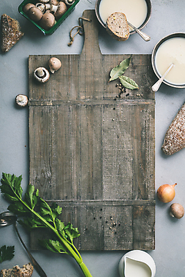 포토 JPG 해외이미지 그릇 회색배경 실내 사람없음 하이앵글 수프 바게트 국자 양송이 샐러리 나무도마 야채수프 크림스프 해외202004 해외포토 식기 빵 뷰포인트 백그라운드 채소 주방용품 도마 내부 목재 버섯 회색 파일형식