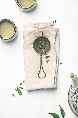 포토 JPG 해외이미지 실내 사람없음 하이앵글 도자기 찻잔 찻주전자 흰배경 찻잎 해외202004 차거름망 해외포토 뷰포인트 백그라운드 주전자 잔 내부 차_음료 흰색 파일형식