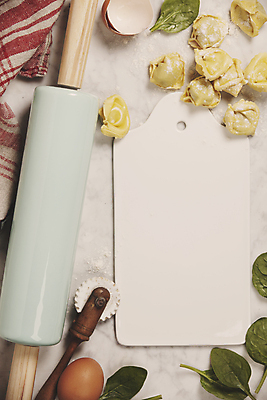 포토 JPG 해외이미지 식재료 도마 실내 사람없음 계란 계란껍데기 준비 흰배경 시금치 반죽밀대 카피스페이스 토르텔리니 해외202004 해외포토 백그라운드 채소 주방용품 파스타 내부 알 공백 흰색 밀대 파일형식