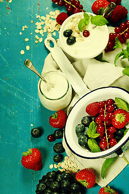 포토 JPG 해외이미지 그릇 잎 딸기 곡류 실내 사람없음 하이앵글 숟가락 나이프 시리얼 천 파란배경 블루베리 요거트 크랜베리 그래놀라 해외202004 해외포토 식물 식기 열매 음식 뷰포인트 백그라운드 과일 유제품 수저 내부 파란색 직물 칼 파일형식
