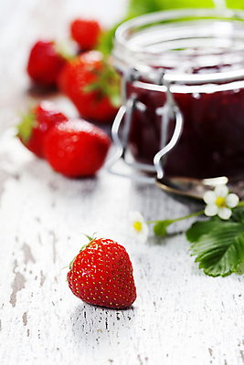 포토 JPG 해외이미지 꽃 딸기 유리병 실내 사람없음 흰배경 딸기잼 해외202004 해외포토 식물 백그라운드 과일 병_용기 내부 흰색 잼 파일형식