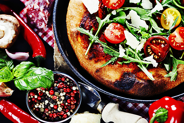 포토 JPG 해외이미지 방울토마토 파프리카 피자 실내 사람없음 이탈리아음식 홍고추 바질 루꼴라 치즈나이프 통후추 해외202004 해외포토 토마토 채소 고추 패스트푸드 서양음식 내부 나이프 후추 파일형식