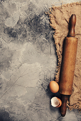 포토 JPG 해외이미지 회색배경 사람없음 하이앵글 계란 계란껍데기 밀대 카피스페이스 해외202004 해외포토 뷰포인트 백그라운드 주방용품 알 공백 회색 파일형식