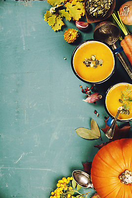 포토 JPG 해외이미지 스튜디오촬영 그릇 잎 호박 양파 프레임 실내 사람없음 하이앵글 숟가락 당근 국자 파란배경 단호박수프 해외202004 해외포토 식물 식기 뷰포인트 백그라운드 채소 주방용품 뿌리채소 수저 내부 파란색 수프 파일형식