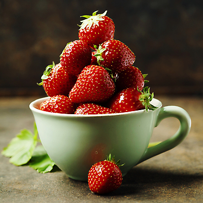 포토 JPG 해외이미지 딸기 실내 근접촬영 사람없음 쌓기 찻잔 딸기잎 해외202004 해외포토 뷰포인트 잎 과일 모션 잔 내부 파일형식