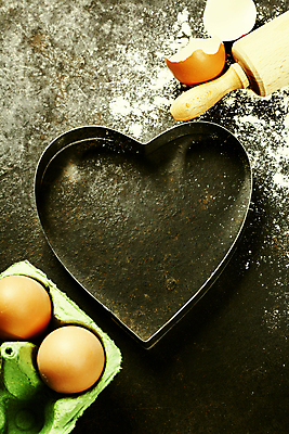 포토 JPG 해외이미지 검은배경 실내 사람없음 계란 하트 준비 밀가루 홈베이킹 제빵 쿠키틀 계란판 반죽밀대 해외202004 해외포토 모양 백그라운드 내부 제과제빵 알 검은색 가루 밀대 제빵도구 파일형식