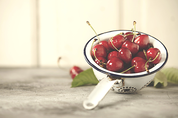 포토 JPG 해외이미지 잎 사람없음 채망 체리 베이지색배경 카피스페이스 해외202004 해외포토 식물 백그라운드 과일 주방용품 공백 베이지색 파일형식