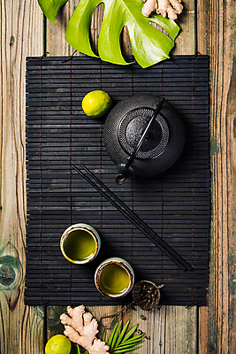 포토 JPG 해외이미지 실내 사람없음 하이앵글 찻잔 다기 찻주전자 라임 생강 찻잎 나무젓가락 나무탁자 열대잎 해외202004 해외포토 뷰포인트 잎 채소 과일 젓가락 탁자 주전자 잔 내부 차_음료 다도 파일형식