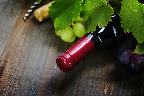 포토 JPG 해외이미지 포도 근접촬영 사람없음 와인 와인병 나무바닥 와인오프너 포도잎 카피스페이스 해외202004 해외포토 뷰포인트 잎 과일 병_용기 바닥 주류 공백 병따개 파일형식