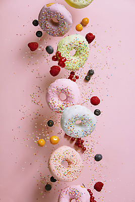 포토 JPG 해외이미지 열매 디저트 실내 사람없음 도넛 달콤 블루베리 산딸기 스프링클 분홍색배경 해외202004 해외포토 식물 음식 분홍색 백그라운드 과일 내부 장식 맛 파일형식