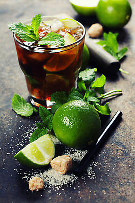 포토 JPG 해외이미지 회색배경 빨대 사람없음 얼음 설탕 민트 칵테일잔 라임 모히토 해외202004 해외포토 자연요소 백그라운드 술잔 과일 회색 칵테일 허브 파일형식