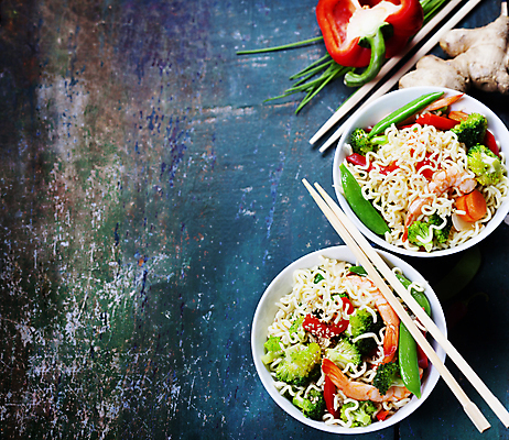 포토 JPG 해외이미지 젓가락 새우 파프리카 사람없음 하이앵글 당근 면류 브로콜리 국수 완두콩 파란배경 생강 동양음식 카피스페이스 해외202004 해외포토 음식 뷰포인트 백그라운드 채소 콩 뿌리채소 수저 갑각류 파란색 공백 파일형식