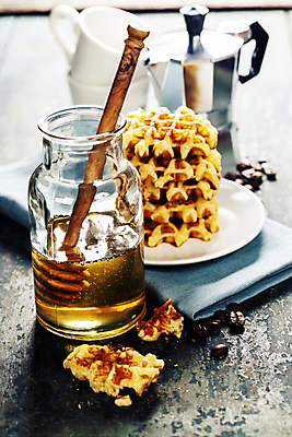 포토 JPG 해외이미지 접시 유리병 실내 사람없음 컵 원두 식탁보 달콤 커피포트 나무바닥 꿀 와플 꿀단지 허니디퍼 해외202004 해외포토 식기 커피 주전자 병_용기 디저트 바닥 내부 도구 맛 파일형식