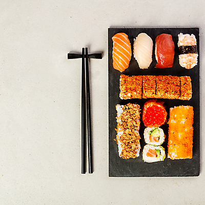포토 JPG 해외이미지 스튜디오촬영 젓가락 실내 사람없음 하이앵글 초밥 모듬초밥 석판 일본음식 플랫레이 해외202004 해외포토 음식 뷰포인트 수저 내부 플랫 모듬 파일형식