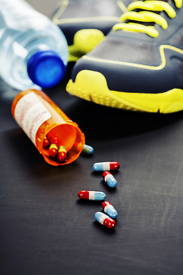 포토 JPG 해외이미지 운동화 다이어트 검은배경 사람없음 아웃포커스 알약 약병 물병 오브젝트 비타민제 해외202004 해외포토 백그라운드 신발 촬영기법 건강 약 검은색 물통 비타민 병_담는 파일형식