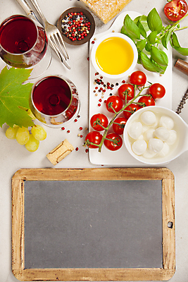 포토 JPG 해외이미지 그릇 포크 와인잔 방울토마토 도마 도마_주방용품 실내 사람없음 와인 칠판 나이프 올리브오일 흰배경 청포도 코르크 바질 모짜렐라치즈 통후추 해외202004 해외포토 식기 백그라운드 토마토 술잔 포도 주방용품 치즈 주류 내부 흰색 칼 기름_음식 후추 파일형식