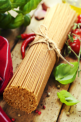 포토 해외이미지 리본 방울토마토 실내 근접촬영 사람없음 아웃포커스 다발 나무바닥 홍고추 바질 노끈 통후추 파스타면 통밀 해외202004 해외포토 줄 뷰포인트 토마토 고추 바닥 파스타 촬영기법 내부 면류 밀 후추 파일형식