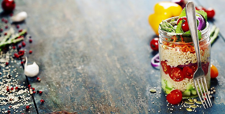 포토 해외이미지 포크 방울토마토 유리병 오이 실내 마늘 사람없음 당근 샐러드 민트 담기 채식 나무바닥 건강식 다이어트음식 퀴노아 통후추 카피스페이스 비건 해외202004 해외포토 식기 음식 다이어트 토마토 채소 모션 병_용기 곡류 바닥 뿌리채소 내부 공백 허브 후추 채식주의자 파일형식