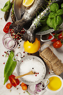 포토 JPG 해외이미지 그릇 식재료 실내 어류 사람없음 숟가락 냄비 레몬 허브 해산물 소금 노끈 나무탁자 무지개송어 통후추 해외202004 해외포토 식물 식기 줄 과일 탁자 수저 내부 수중동물 솥 후추 송어 파일형식