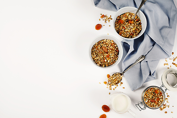 포토 JPG 해외이미지 그릇 유리병 곡류 실내 사람없음 컵 하이앵글 숟가락 시리얼 흰배경 요거트 크랜베리 카피스페이스 그래놀라 해외202004 해외포토 식기 열매 음식 뷰포인트 백그라운드 병_용기 유제품 수저 내부 공백 흰색 파일형식