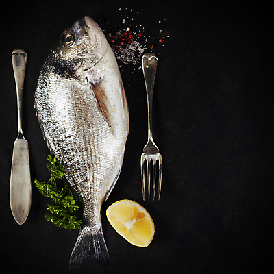 포토 JPG 해외이미지 포크 검은배경 실내 어류 사람없음 하이앵글 나이프 레몬 해산물 소금 후추 카피스페이스 해외202004 해외포토 식기 뷰포인트 백그라운드 과일 내부 검은색 수중동물 공백 칼 향신료 파일형식