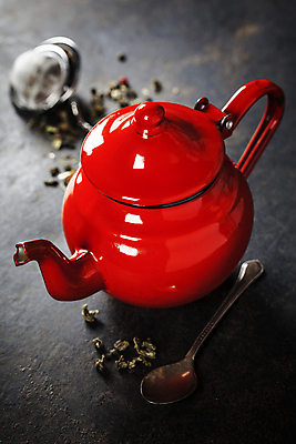 포토 JPG 해외이미지 검은배경 실내 사람없음 숟가락 다기 찻주전자 찻잎 해외202004 차거름망 해외포토 백그라운드 주전자 수저 내부 차_음료 검은색 다도 파일형식