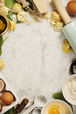 포토 JPG 해외이미지 식재료 치즈 프레임 실내 사람없음 하이앵글 계란 올리브오일 준비 흰배경 밀가루 계량스푼 반죽밀대 치즈나이프 토르텔리니 해외202004 해외포토 뷰포인트 백그라운드 주방용품 유제품 파스타 내부 알 흰색 나이프 기름_음식 가루 밀대 파일형식