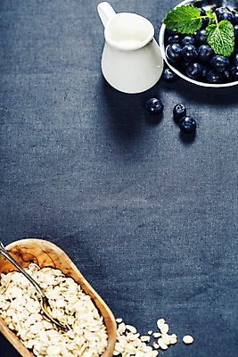 포토 JPG 해외이미지 접시 실내 사람없음 숟가락 우유 블랙베리 건강식 나무그릇 오트밀 카피스페이스 슈퍼푸드 귀리 남색배경 해외202004 해외포토 그릇 식기 음식 백그라운드 과일 유제품 곡류 수저 내부 목재 공백 남색 건강식품 파일형식