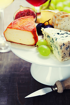 포토 JPG 해외이미지 회색배경 치즈 유제품 실내 사람없음 크래커 칼 받침대 청포도 무화과 블루치즈 해외202004 고르곤졸라치즈 해외포토 백그라운드 과일 포도 내부 쿠키 회색 파일형식