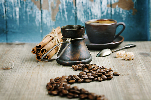 포토 JPG 해외이미지 커피 실내 사람없음 숟가락 원두 커피잔 커피포트 컵받침 터키문화 나무탁자 시나몬스틱 해외202004 튀르키예 해외포토 동양문화 아시아 음료 외국문화 탁자 주전자 잔 수저 내부 받침대 시나몬 파일형식