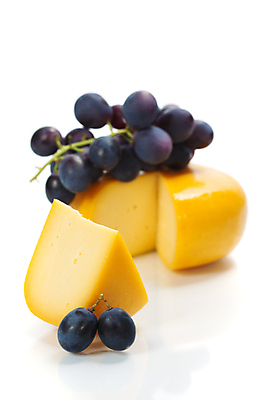 포토 JPG 해외이미지 포도 유제품 실내 사람없음 흰배경 고다치즈 해외202004 해외포토 백그라운드 과일 치즈 내부 흰색 파일형식