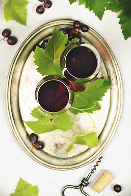 포토 JPG 해외이미지 백그라운드 와인잔 포도 쟁반 사람없음 하이앵글 와인 흰배경 코르크 와인오프너 포도잎 해외202004 해외포토 뷰포인트 잎 술잔 과일 주류 흰색 병따개 파일형식