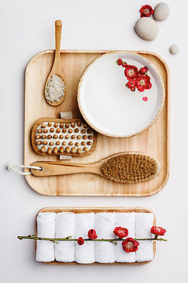 포토 JPG 해외이미지 꽃 사람없음 수건 위생용품 숟가락 스파용품 나무쟁반 브러쉬빗 입욕소금 해외202004 해외포토 식물 생활용품 쟁반 수저 목재 스파 미용용품 오브젝트 소금 파일형식