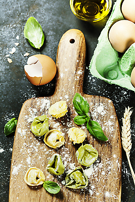 포토 JPG 해외이미지 식재료 검은배경 실내 사람없음 계란 벼 계란껍데기 준비 밀가루 바질 계란판 나무도마 토르텔리니 해외202004 해외포토 백그라운드 곡류 도마 파스타 내부 목재 알 검은색 가루 파일형식