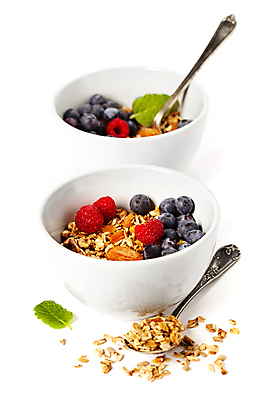 포토 JPG 해외이미지 그릇 잎 곡류 실내 사람없음 숟가락 견과류 시리얼 흰배경 블루베리 산딸기 그래놀라 해외202004 해외포토 식물 식기 음식 백그라운드 과일 수저 내부 흰색 파일형식