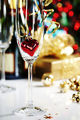 포토 JPG 해외이미지 별 리본 백그라운드 사람없음 빛 와인 화환 거품 낭만 장식볼 샴페인 건배 카피스페이스 해외202004 해외포토 자연요소 꽃 컨셉 주류 장식 공백 파일형식