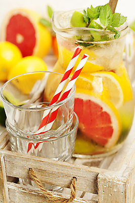 포토 JPG 해외이미지 음료 잔 사람없음 물 나무상자 민트 유리주전자 디톡스 해외202004 해외포토 자연요소 식기 유리 주전자 건강 상자 허브 파일형식