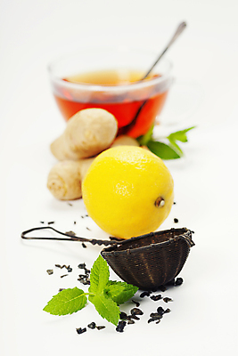 포토 JPG 해외이미지 잎 실내 사람없음 찻잔 레몬 흰배경 생강 찻잎 해외202004 차거름망 해외포토 식물 백그라운드 채소 과일 잔 내부 차_음료 흰색 파일형식