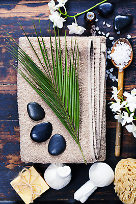 포토 JPG 해외이미지 꽃 잎 실내 사람없음 하이앵글 수건 숟가락 나무바닥 아로마 비누 아로마테라피 스톤 허브볼 입욕소금 해외202004 해외포토 식물 뷰포인트 바닥 수저 내부 위생용품 미용용품 소금 테라피 파일형식