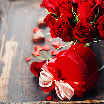 포토 JPG 해외이미지 리본 실내 발렌타인데이 사랑 근접촬영 사람없음 선물상자 장미 오브젝트 나무바닥 하트상자 해외202004 해외포토 꽃 감정 뷰포인트 데이이벤트 바닥 선물 내부 상자 파일형식