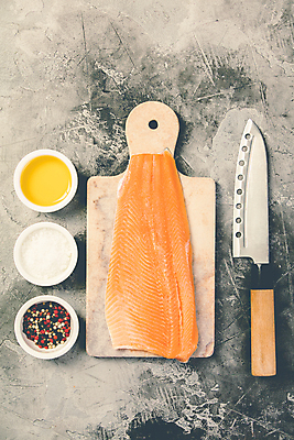 포토 JPG 해외이미지 도마 실내 사람없음 하이앵글 향신료 올리브 날것 소금 연어 후추 식칼 연어요리 연어회 해외202004 해외포토 열매 음식 뷰포인트 주방용품 어류 내부 생선회 향미료 파일형식