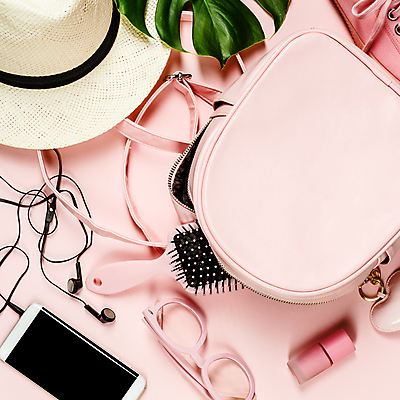 포토 JPG 해외이미지 안경 이어폰 실내 사람없음 스마트폰 유행 핸드백 머리빗 열대잎 틴트 파스텔톤 분홍색배경 해외202004 해외포토 잡화 분홍색 컬러 음향기기 백그라운드 잎 가방 내부 핸드폰 스마트기기 화장품 미용용품 파일형식