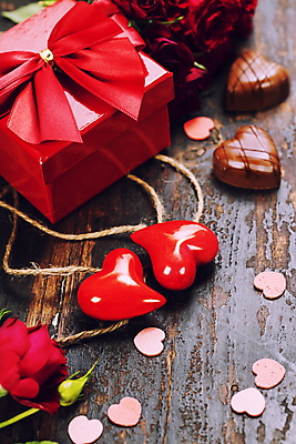 포토 JPG 해외이미지 실내 발렌타인데이 사랑 사람없음 선물상자 장미 초콜릿 하트 오브젝트 나무바닥 해외202004 해외포토 모양 꽃 감정 데이이벤트 디저트 바닥 선물 내부 상자 파일형식