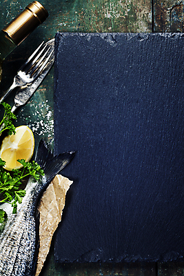 포토 JPG 해외이미지 종이 포크 새우 실내 어류 사람없음 하이앵글 와인 나이프 레몬 해산물 소금 카피스페이스 돌접시 해외202004 해외포토 식기 접시 뷰포인트 과일 주류 갑각류 내부 수중동물 공백 칼 파일형식