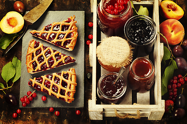 포토 JPG 해외이미지 조각 유리병 디저트 실내 사람없음 달콤 나무상자 복숭아 베리 자두 과일잼 과일파이 돌판 해외202004 해외포토 음식 과일 병_용기 내부 상자 돌_바위 맛 잼 파이_빵 파일형식