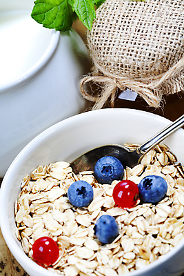 포토 JPG 해외이미지 그릇 실내 근접촬영 사람없음 숟가락 블루베리 건강식 오트밀 크랜베리 슈퍼푸드 귀리 해외202004 해외포토 식기 열매 음식 뷰포인트 과일 곡류 수저 내부 건강식품 파일형식