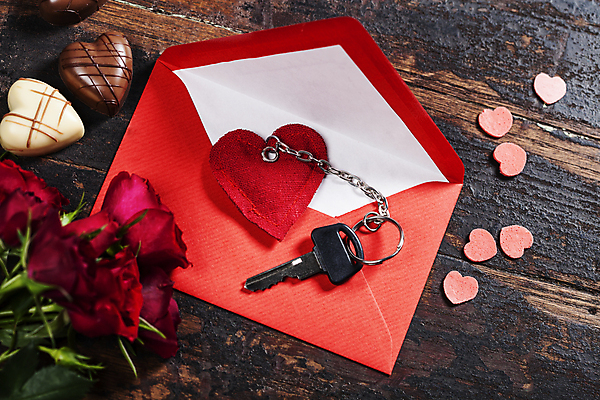 포토 JPG 해외이미지 열쇠 편지봉투 실내 발렌타인데이 사랑 사람없음 장미 초콜릿 하트 오브젝트 나무바닥 키링 해외202004 해외포토 모양 꽃 감정 데이이벤트 디저트 봉투 바닥 내부 편지 파일형식